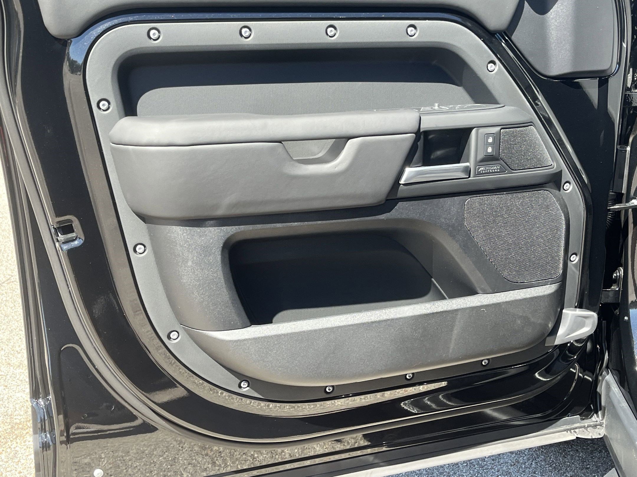 Used 2025 Land Rover Defender 110 X-Dynamic SE image 10