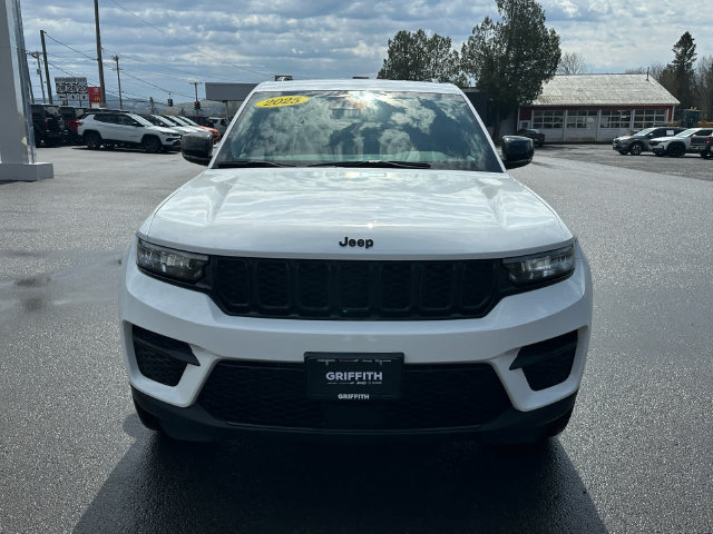 Used 2025 Jeep Grand Cherokee Altitude AWD/4WD image 8