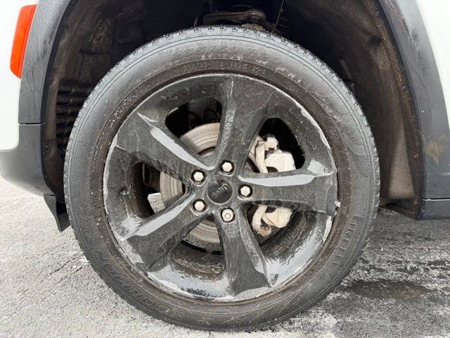 Used 2023 Jeep Grand Cherokee Limited w/ Black Appearance Package image 25