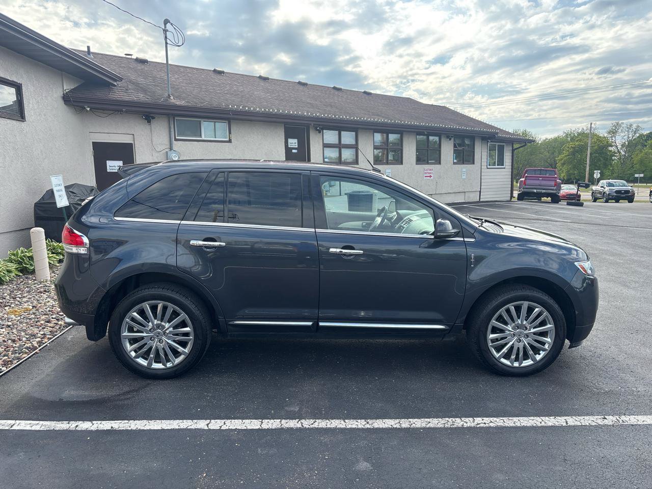 Used 2013 Lincoln MKX AWD image 2