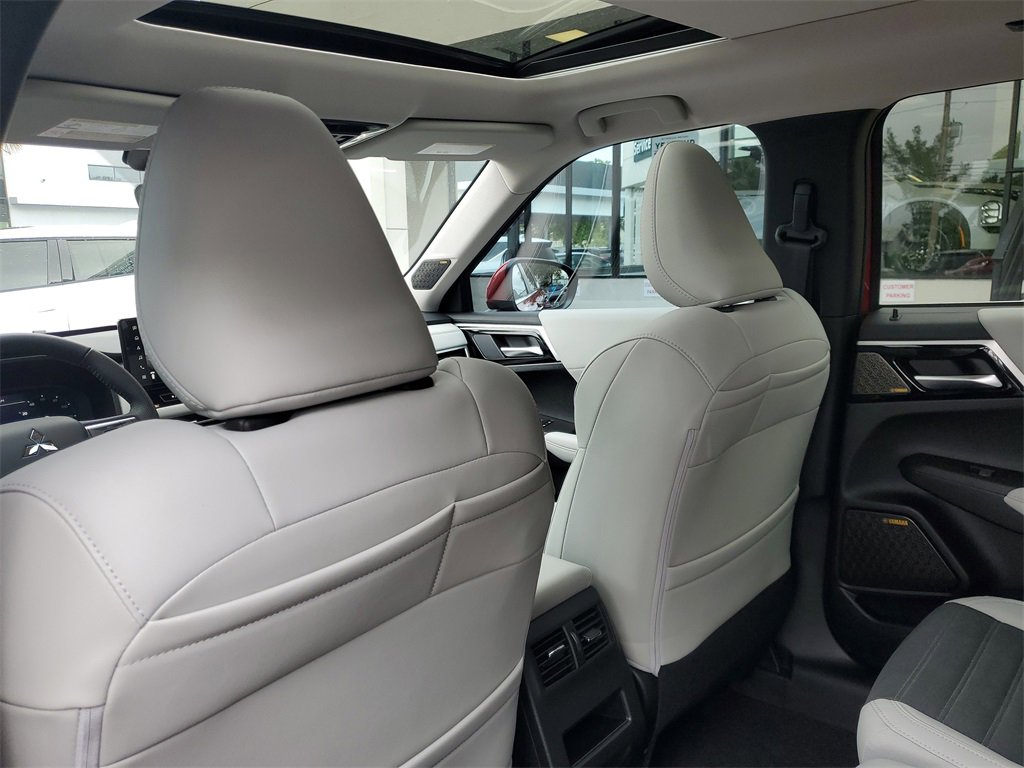 New 2025 Mitsubishi Outlander SE image 12