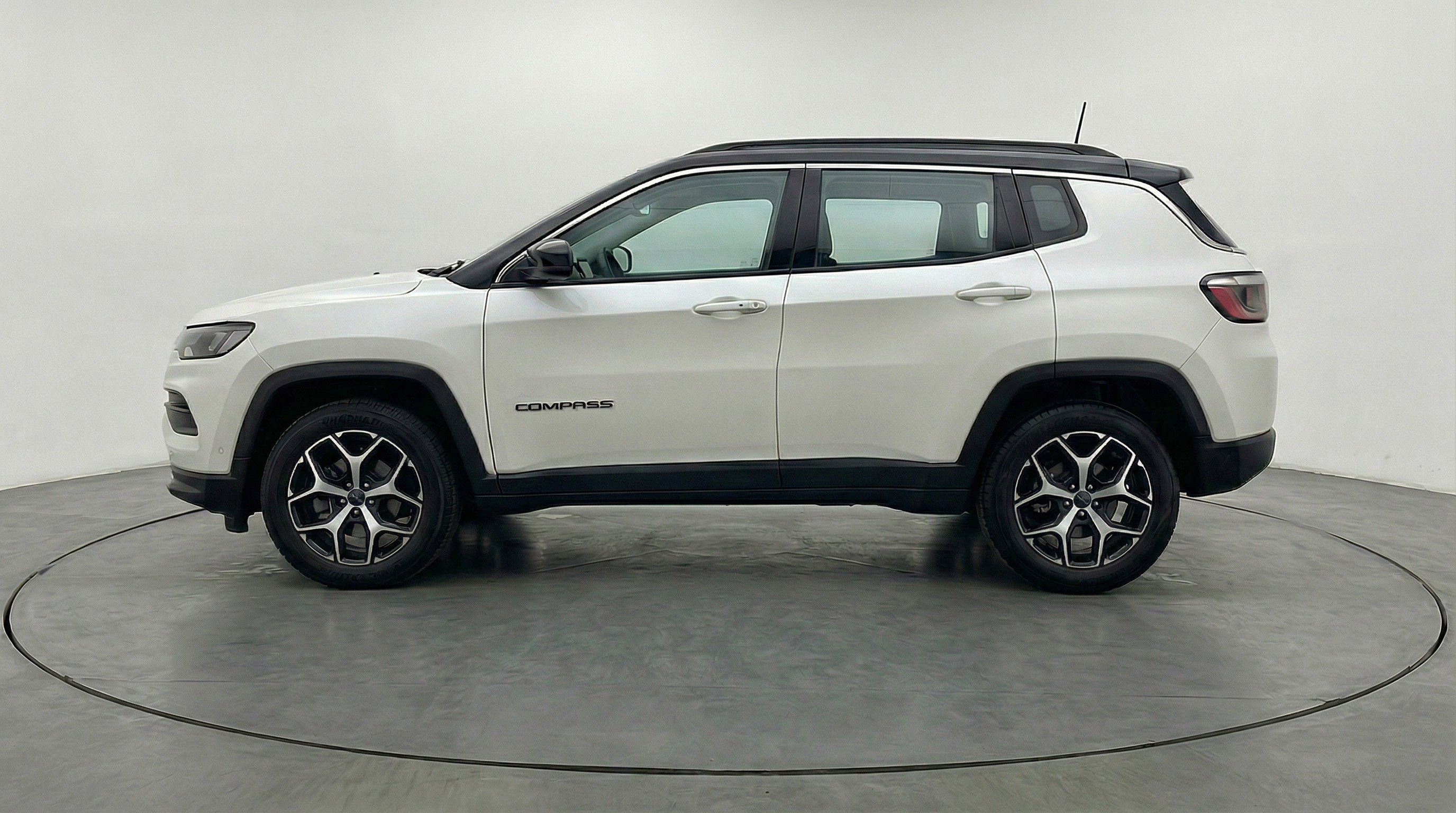 Used 2025 Jeep Compass Limited AWD/4WD image 5