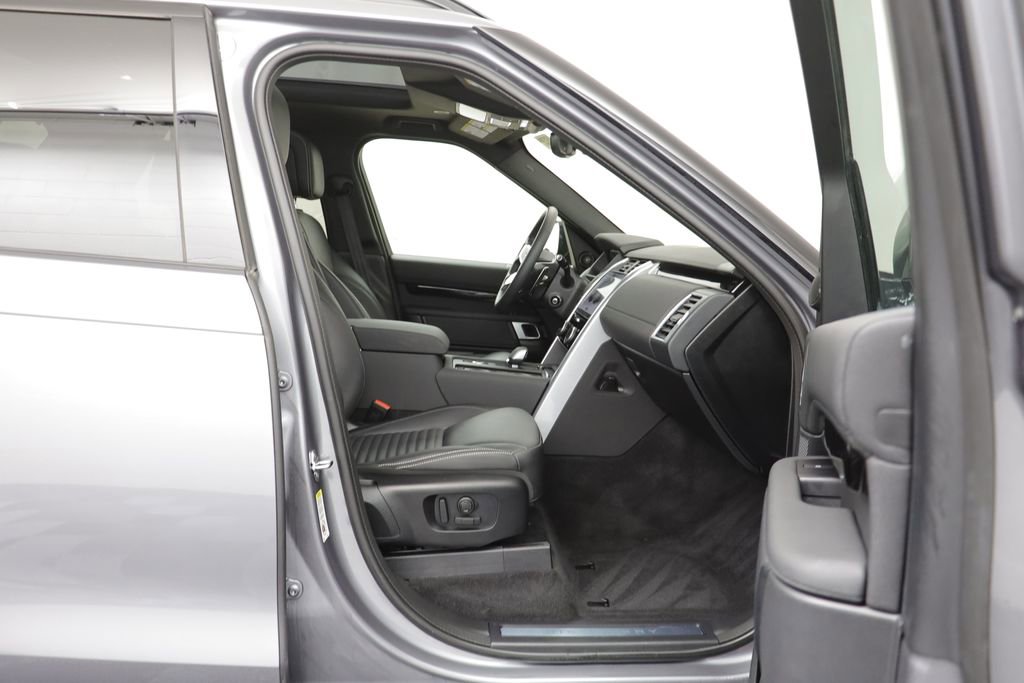 Used 2025 Land Rover Discovery S image 20