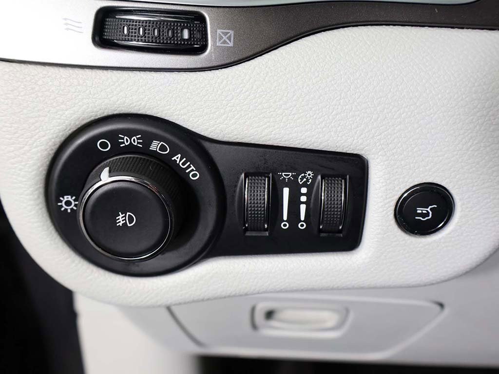 Used 2019 Jeep Cherokee Overland w/ Technology Group image 42