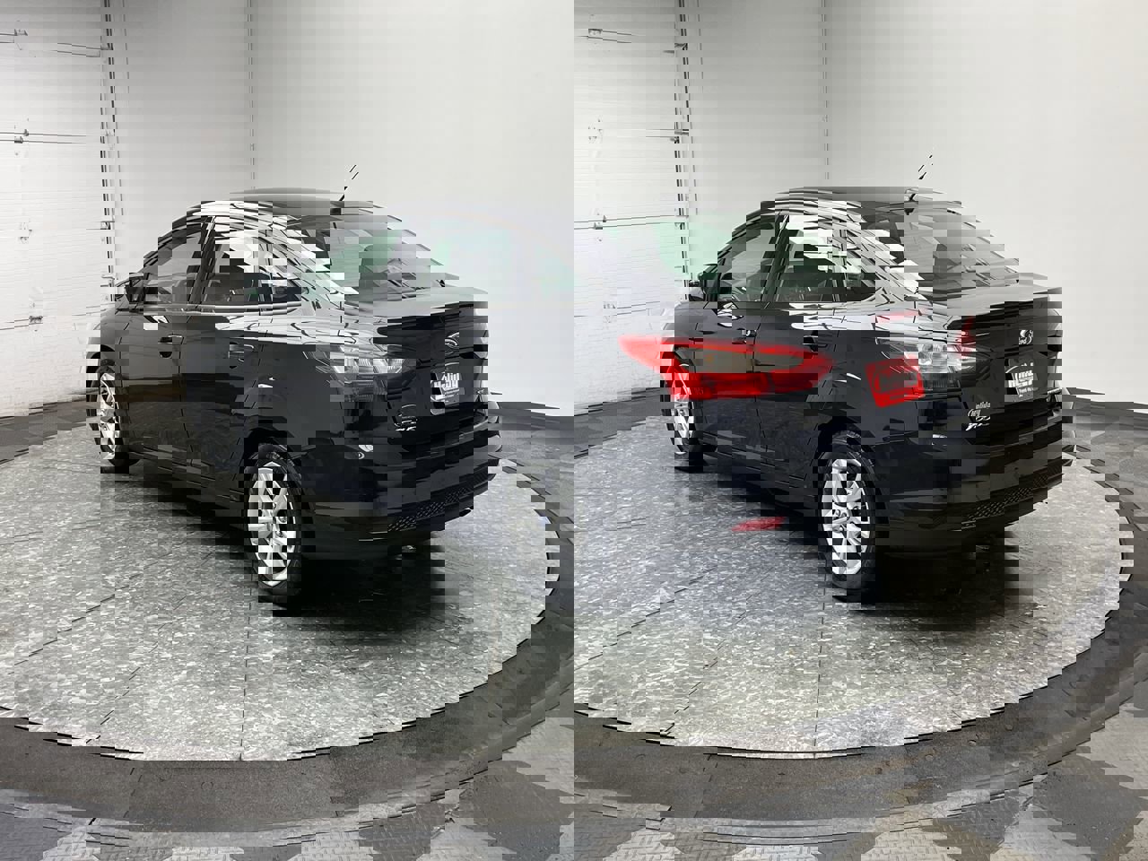 Used 2013 Ford Focus SE w/ SE Winter Pkg image 2