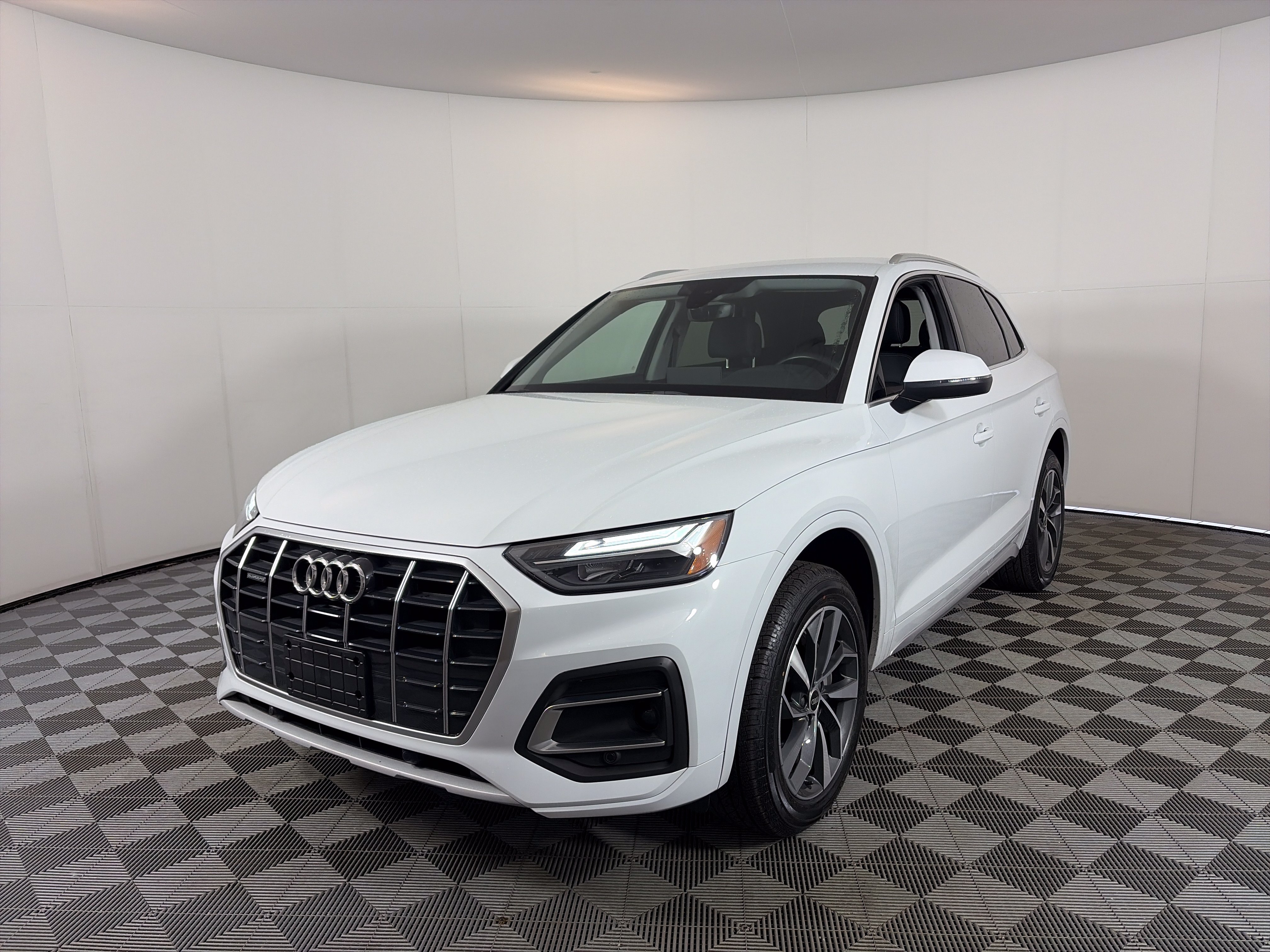 Used 2021 Audi Q5 2.0T Premium w/ Convenience Package AWD/4WD image 2