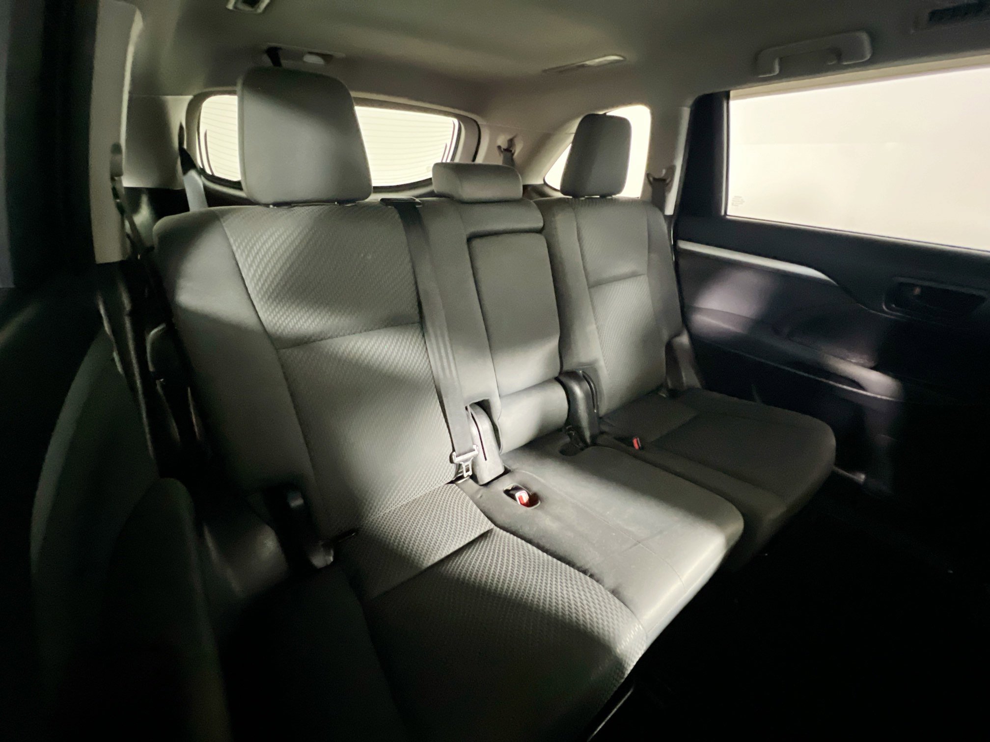 Used 2019 Toyota Highlander LE image 32