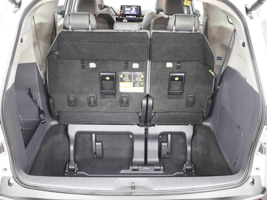 Used 2023 Toyota Sienna XLE image 6