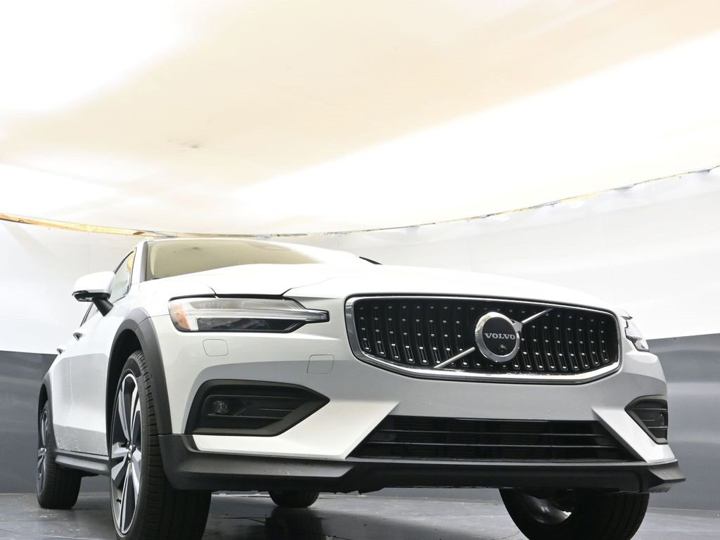 New 2026 Volvo V60 B5 Cross Country Plus w/ Protection Package Premier image 42