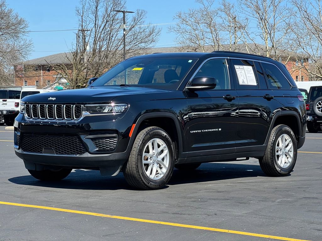 Used 2024 Jeep Grand Cherokee Laredo X image 3
