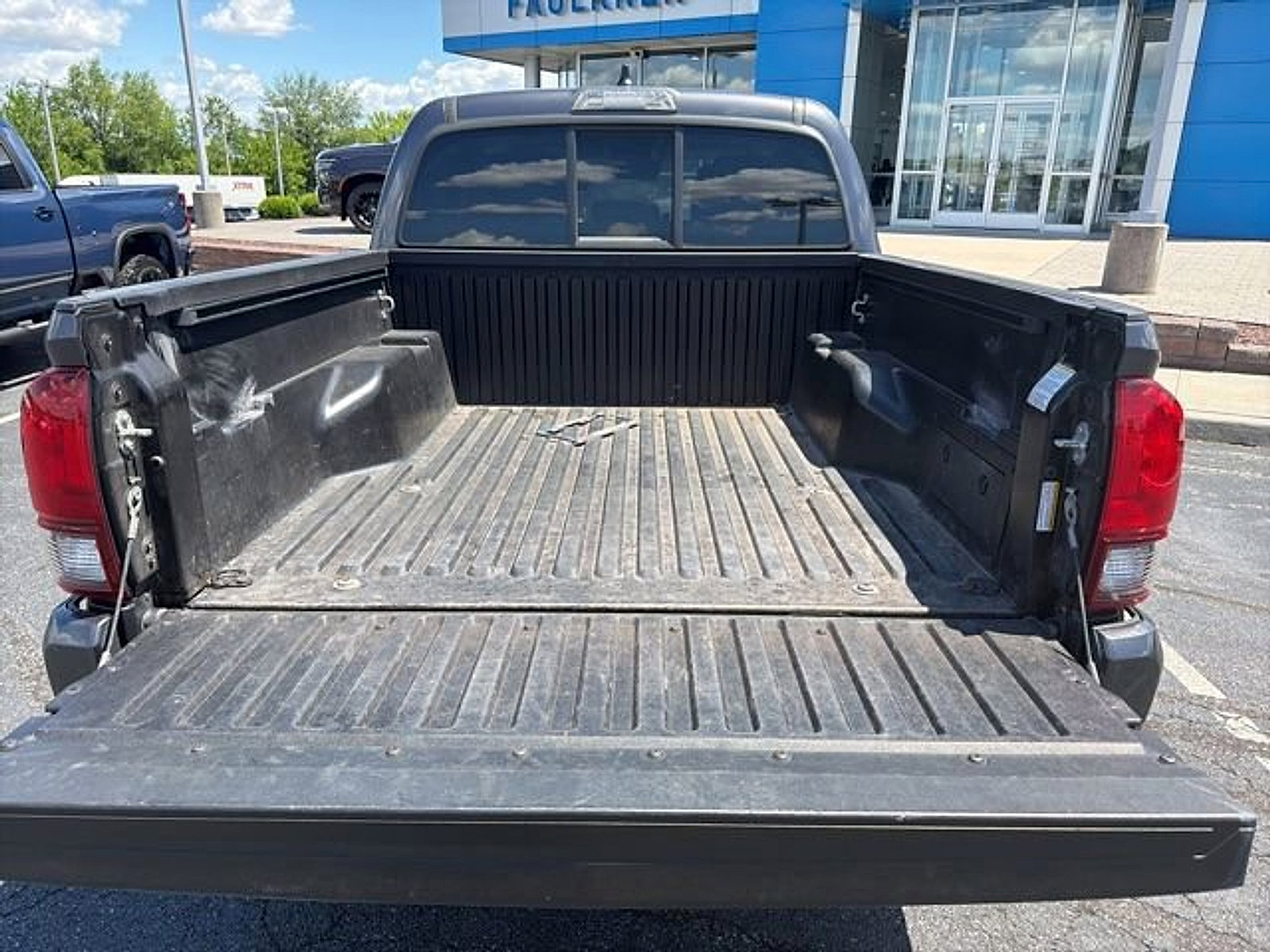 Used 2022 Toyota Tacoma SR w/ SR Convenience Package RWD image 8