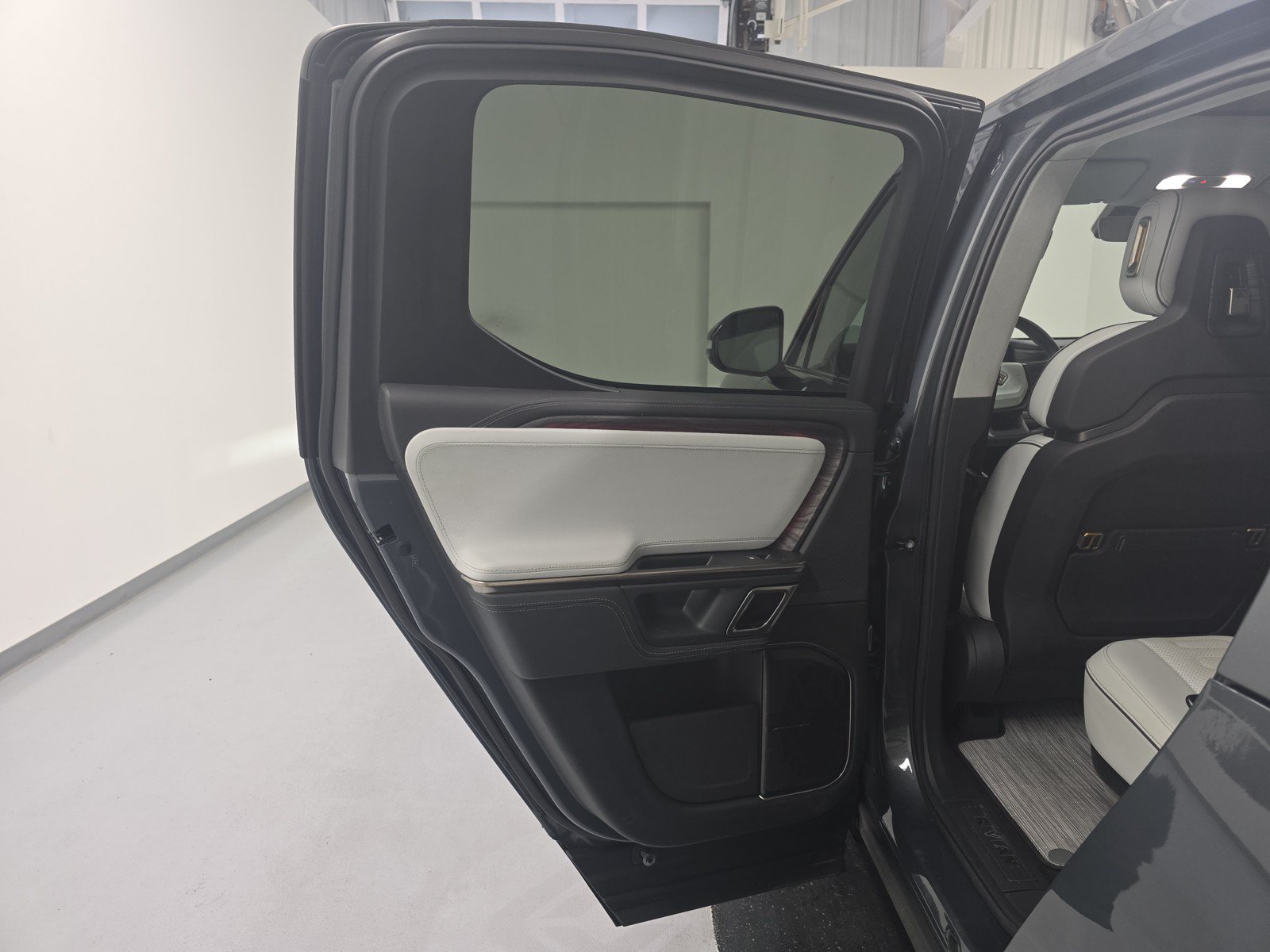 Used 2022 Rivian R1T Adventure AWD/4WD image 17