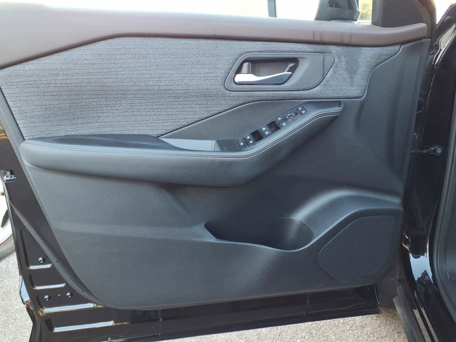 Used 2023 Nissan Rogue SV FWD image 13
