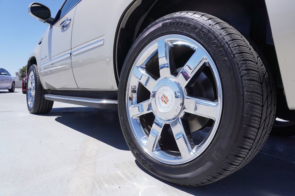 Used 2012 Cadillac Escalade Luxury AWD/4WD image 6