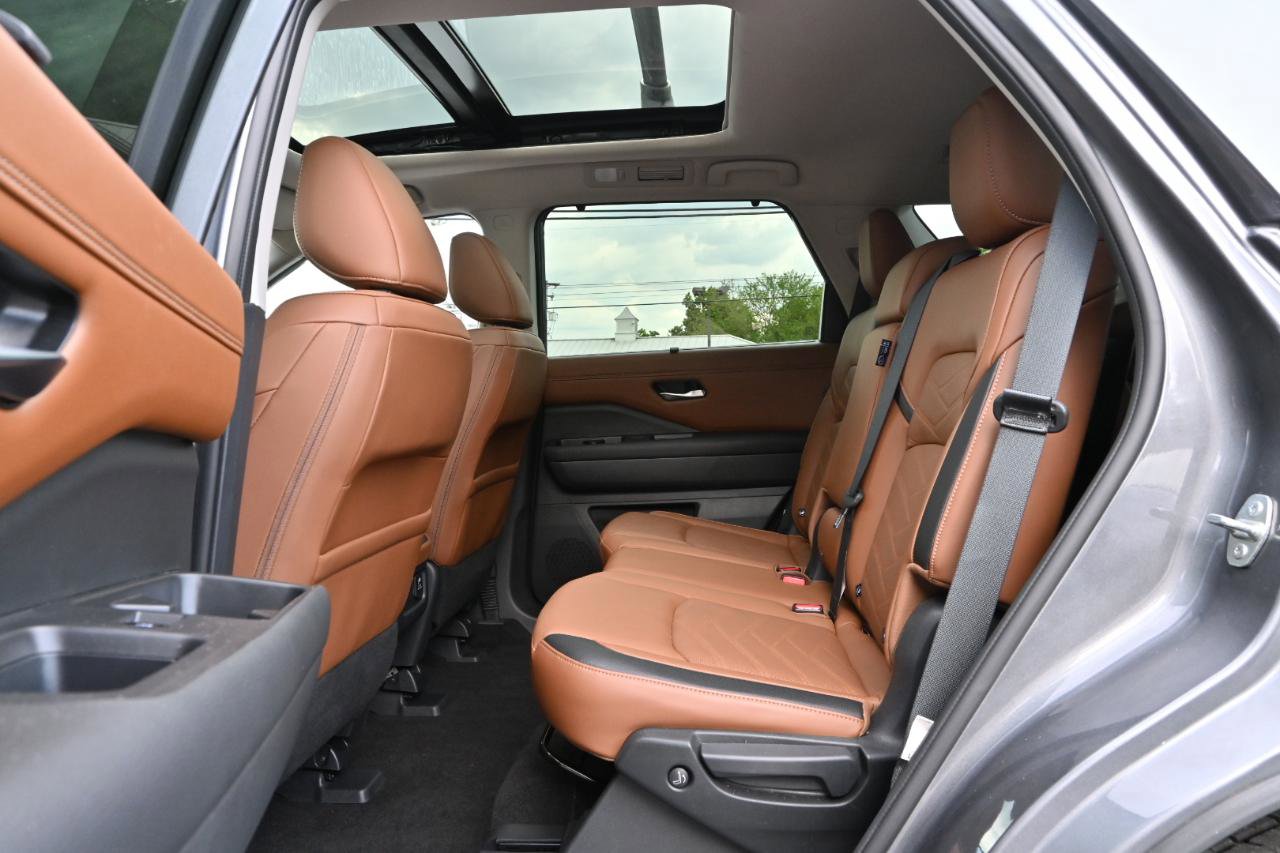 Used 2023 Nissan Pathfinder Platinum w/ Cargo Package AWD/4WD image 18