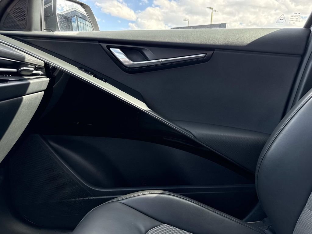 Used 2023 Kia Niro EX image 28