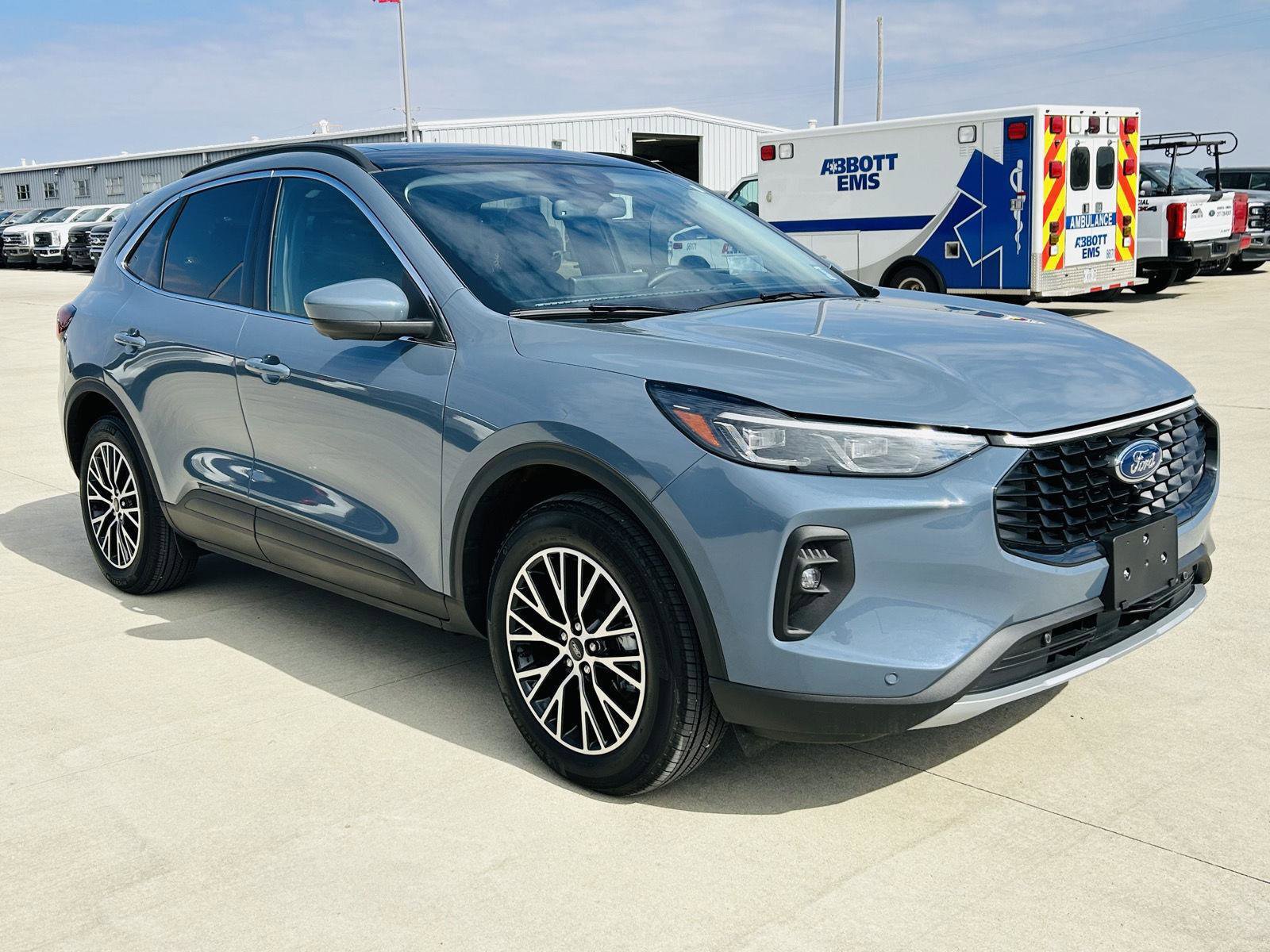 Used 2025 Ford Escape SE w/ PHEV Premium Package video 2