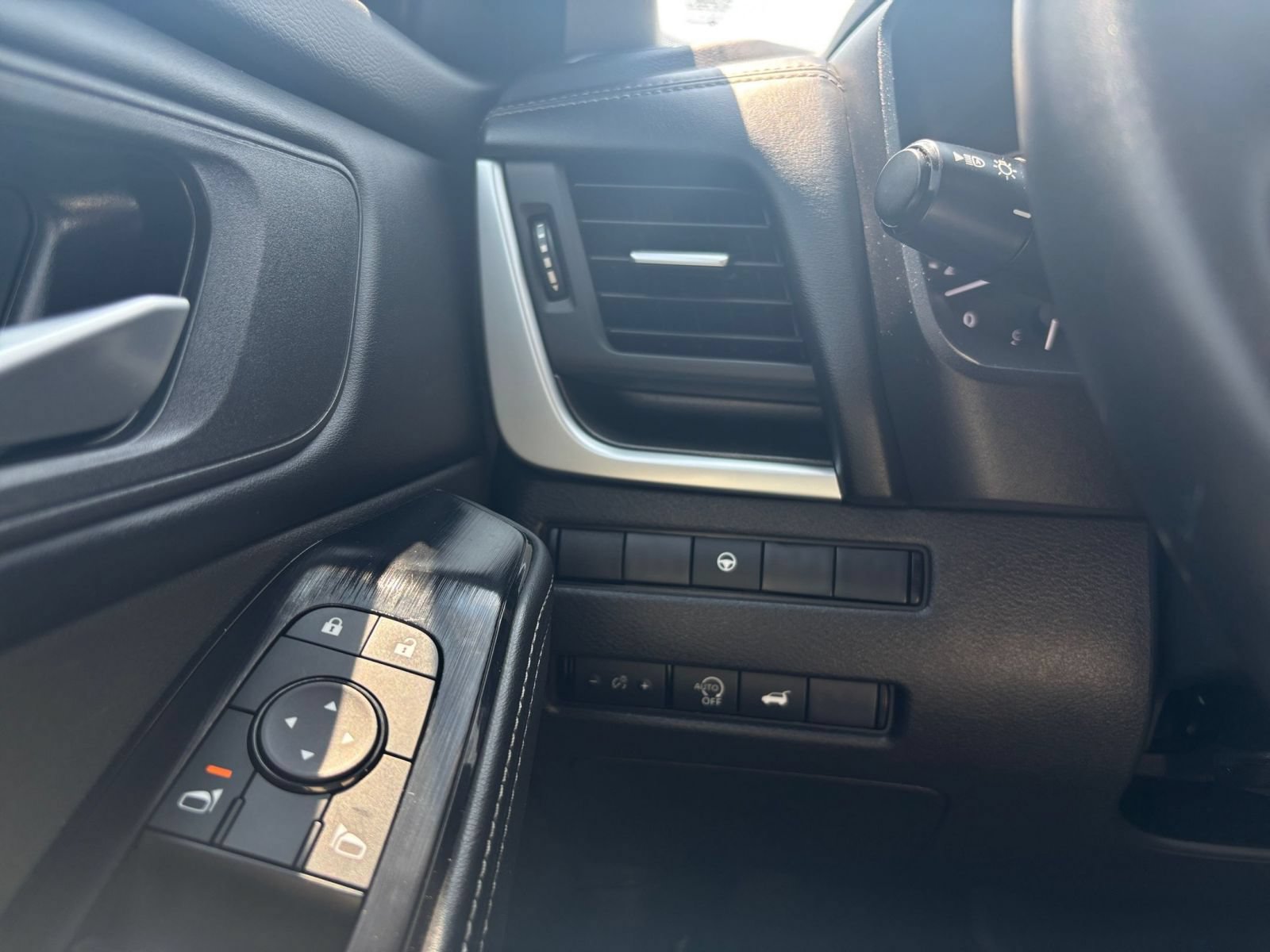 Used 2025 Nissan Rogue SV AWD/4WD image 33