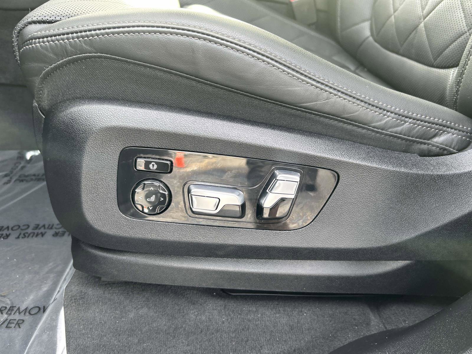 Used 2024 BMW X7 xDrive40i w/ Premium Package image 21