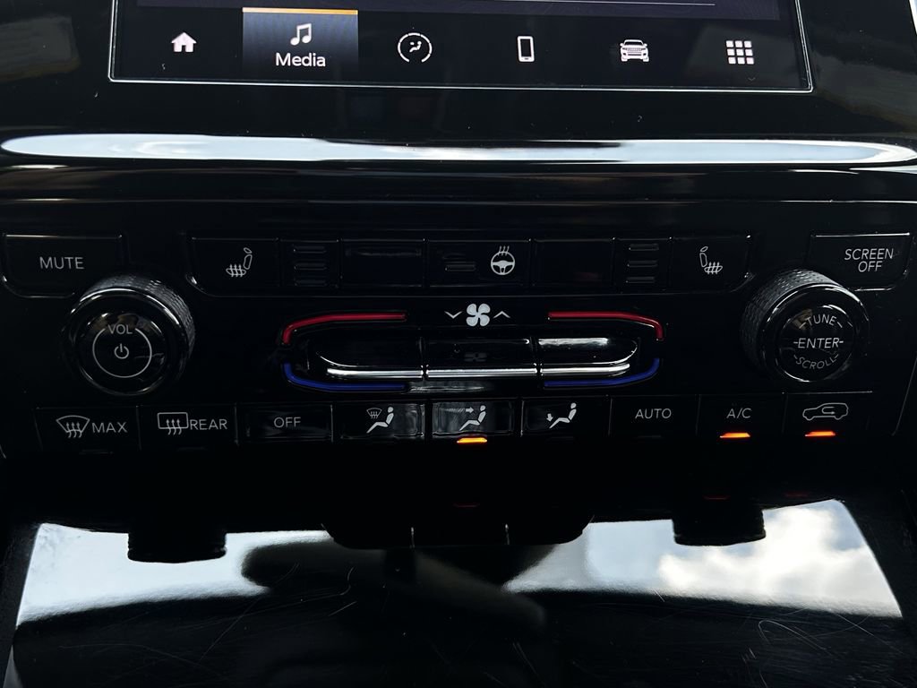 Used 2023 Jeep Grand Cherokee L Laredo RWD image 20