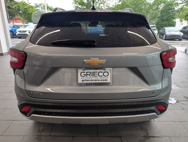 Certified 2025 Chevrolet Trax LT w/ Driver Confidence Package image 11