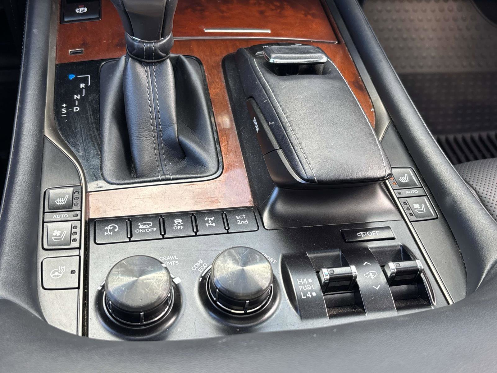 Used 2021 Lexus LX 570 4WD w/ Luxury Package image 26