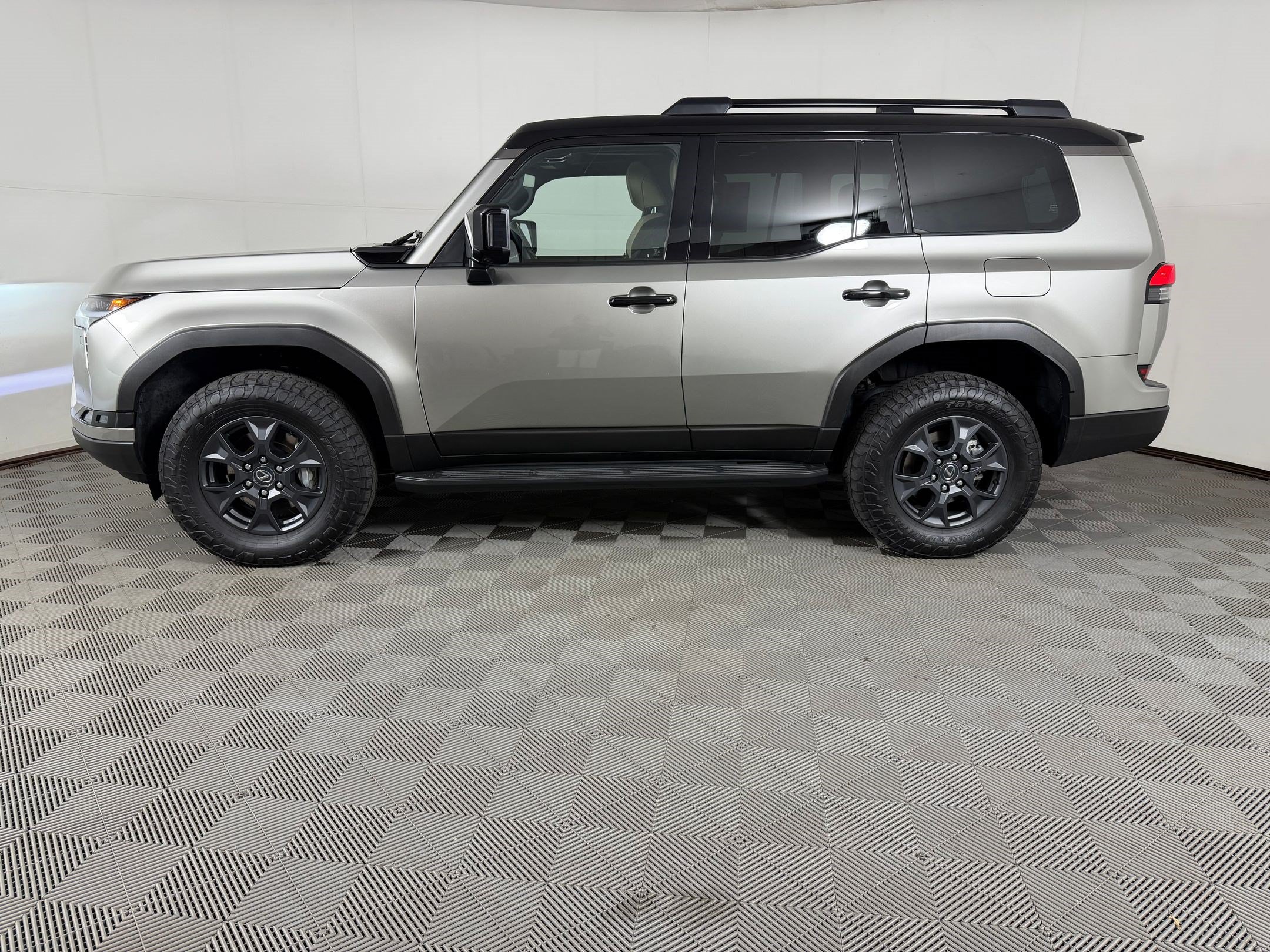 Used 2024 Lexus GX 550 AWD/4WD image 2