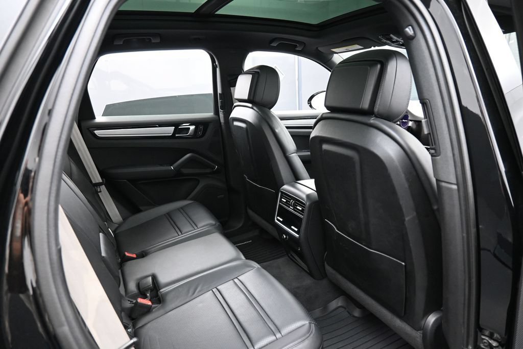 Certified 2023 Porsche Cayenne Platinum Edition AWD/4WD image 28
