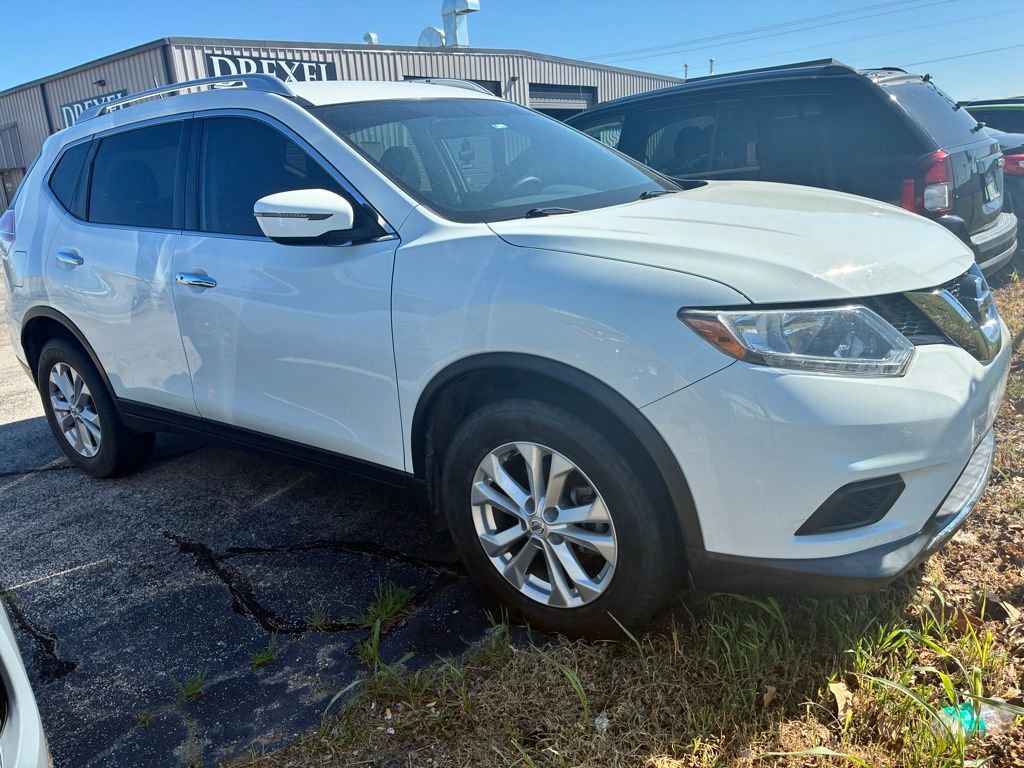 Used 2016 Nissan Rogue SV image 2