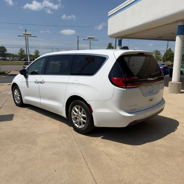Used 2024 Chrysler Pacifica Touring-L FWD image 3