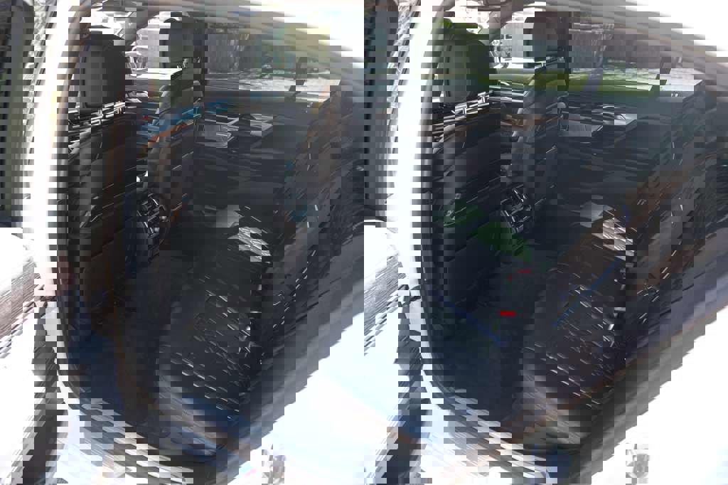 Used 2021 BMW 750i xDrive w/ M Sport Package image 30