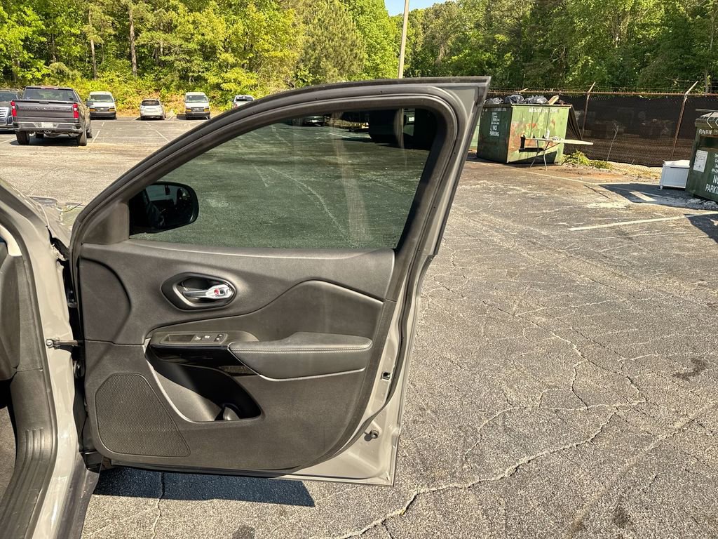 Used 2023 Jeep Cherokee Altitude Lux image 32