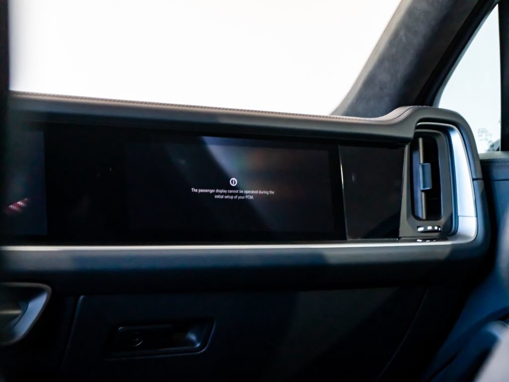 Certified 2025 Porsche Cayenne Turbo AWD/4WD image 21