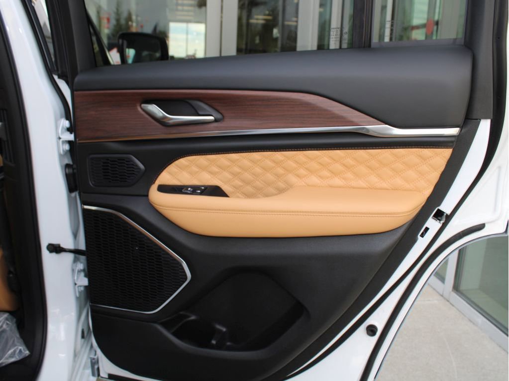 New 2025 Jeep Grand Cherokee Summit image 29