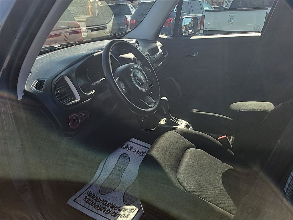 Used 2017 Jeep Renegade Latitude w/ Cold Weather Group AWD/4WD image 13