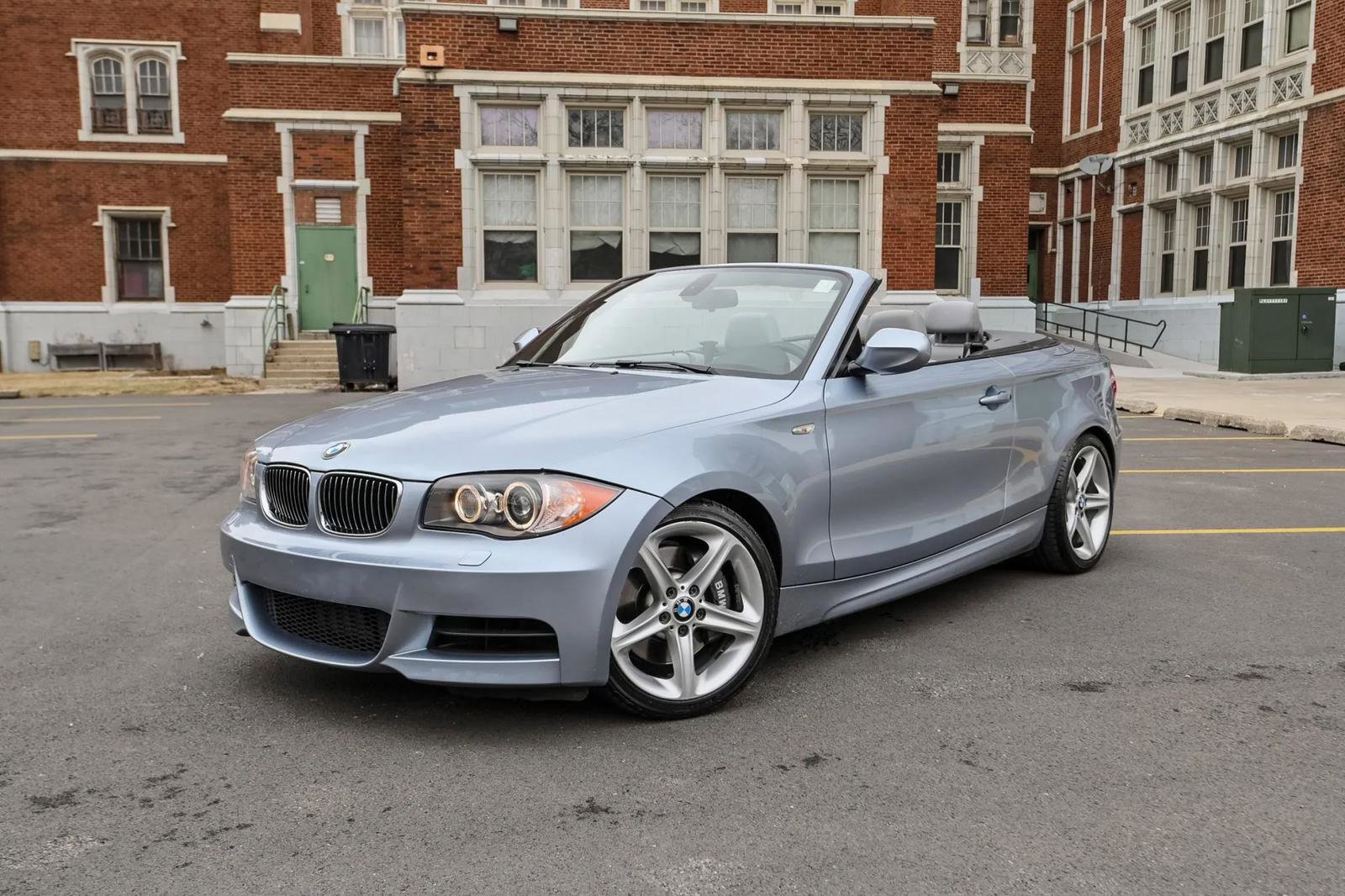 Used 2010 BMW 135i Convertible image 3