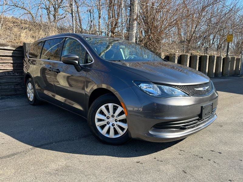 Used 2020 Chrysler Voyager L FWD image 4