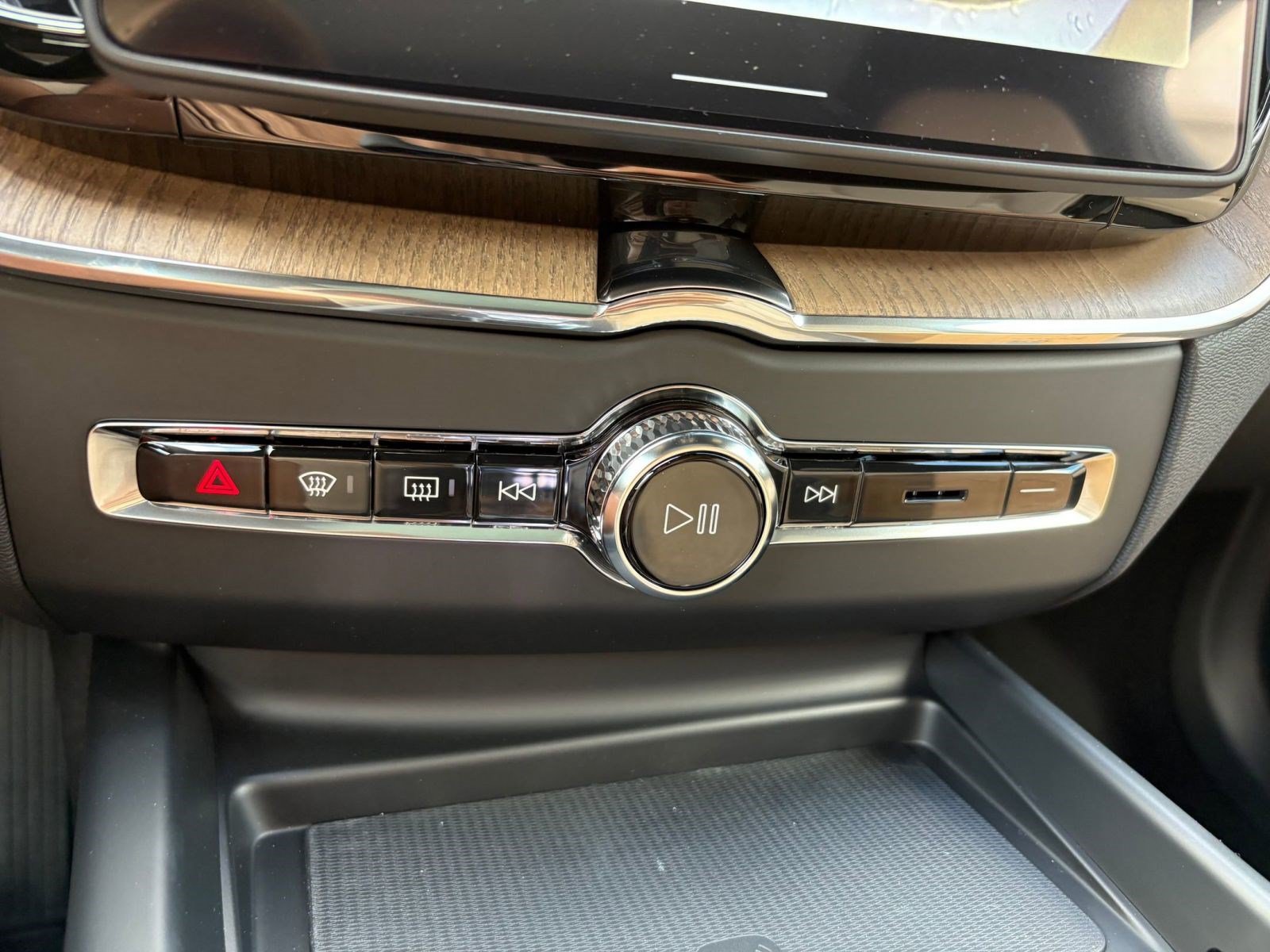 Certified 2026 Volvo XC60 B5 Plus w/ Climate Package AWD/4WD image 17