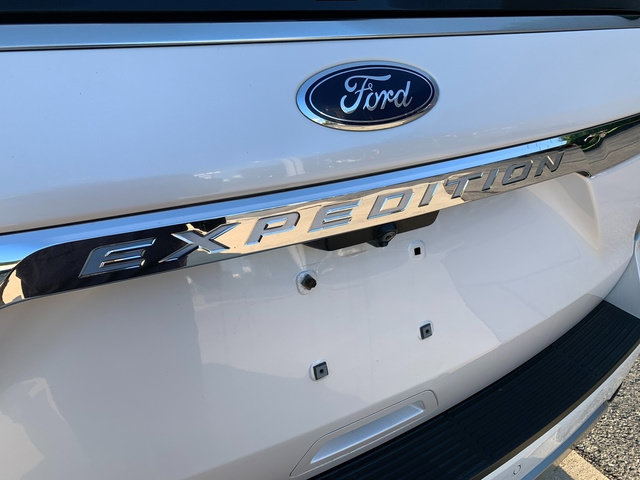 Used 2019 Ford Expedition Limited w/ Equipment Group 302A AWD/4WD image 18