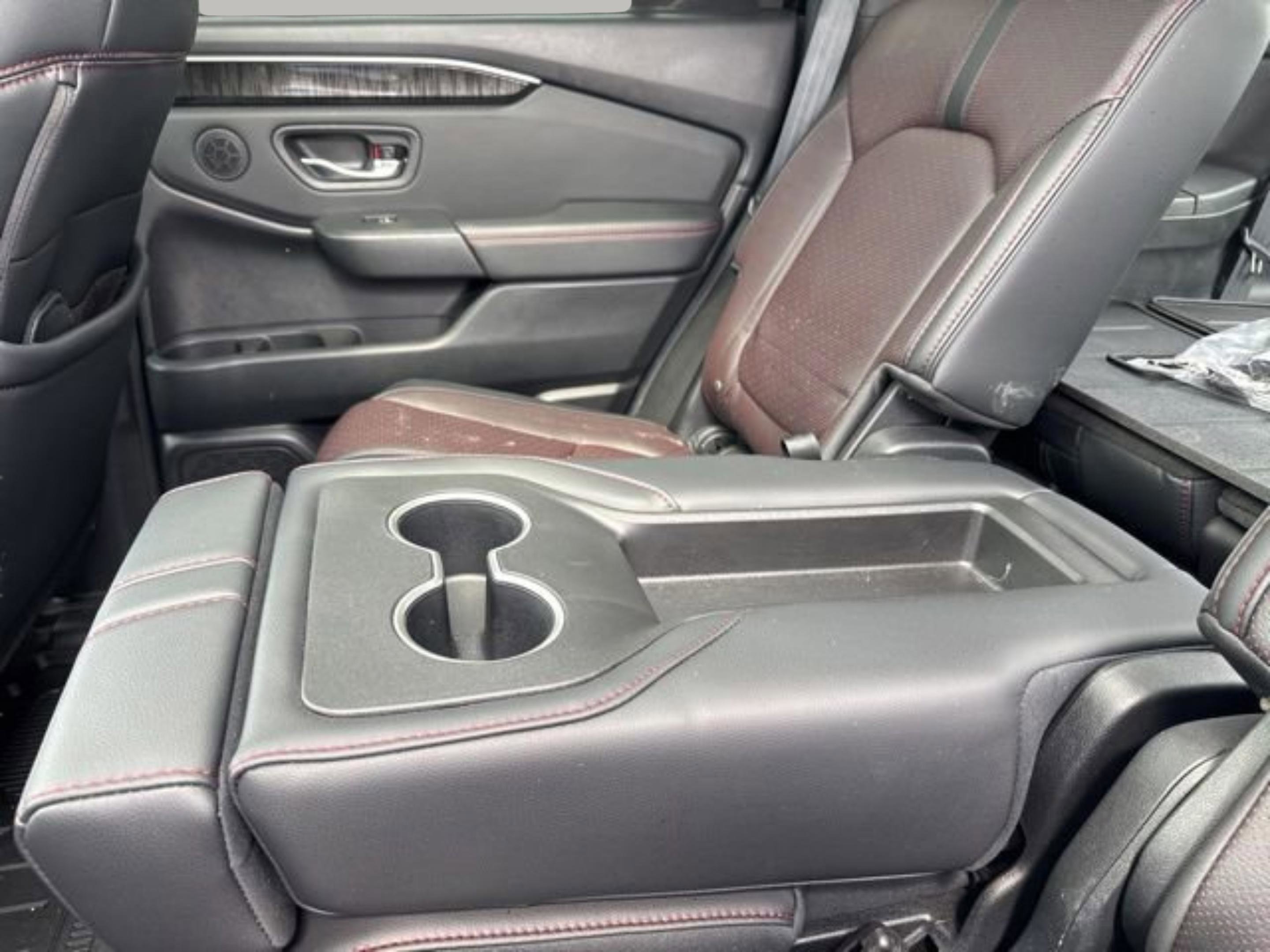 Used 2025 Honda Pilot Black Edition image 31