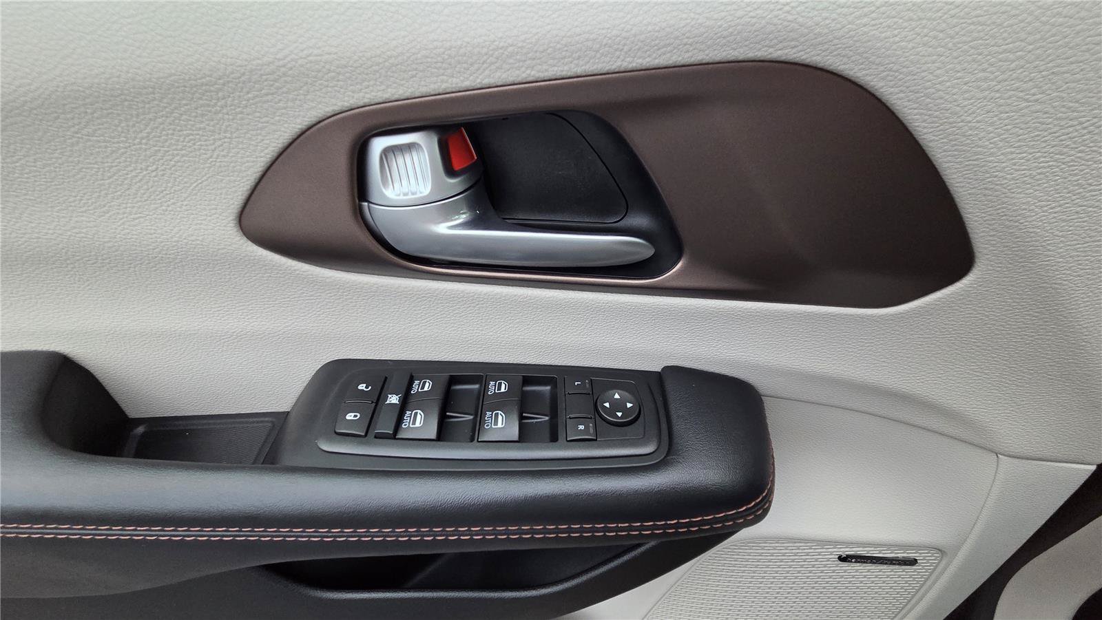 Used 2017 Chrysler Pacifica Touring-L Plus w/ Advanced Safetytec Group FWD image 14