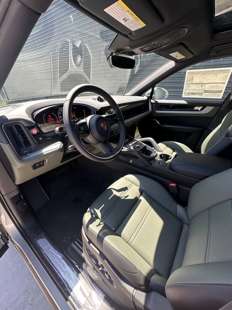 Used 2025 Porsche Cayenne Coupe image 4