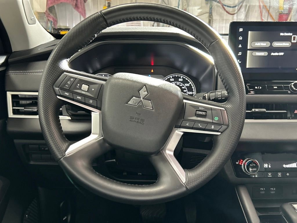 Used 2025 Mitsubishi Outlander SE AWD/4WD image 14
