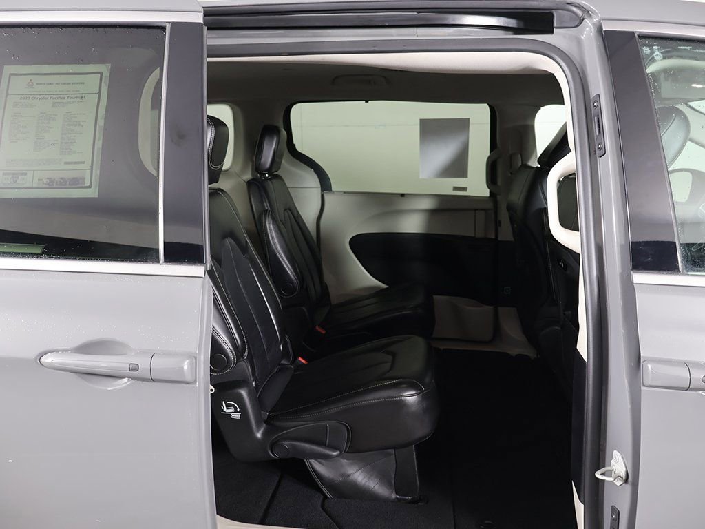 Used 2023 Chrysler Pacifica Touring-L image 29