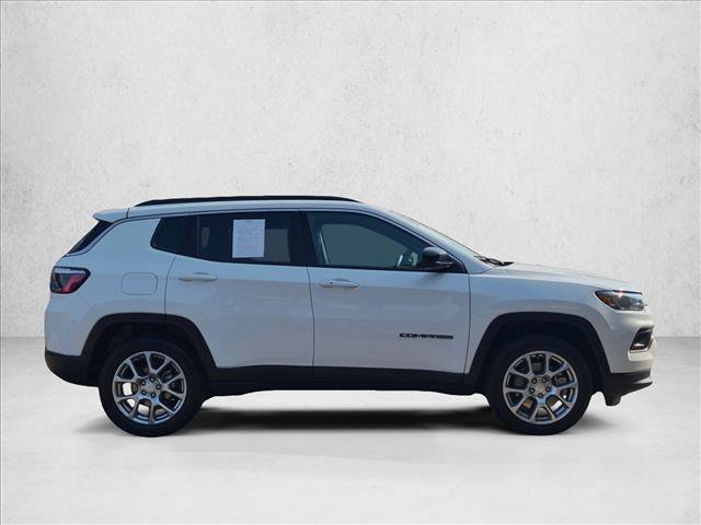 Used 2024 Jeep Compass Latitude w/ Sun and Sound Group AWD/4WD image 4