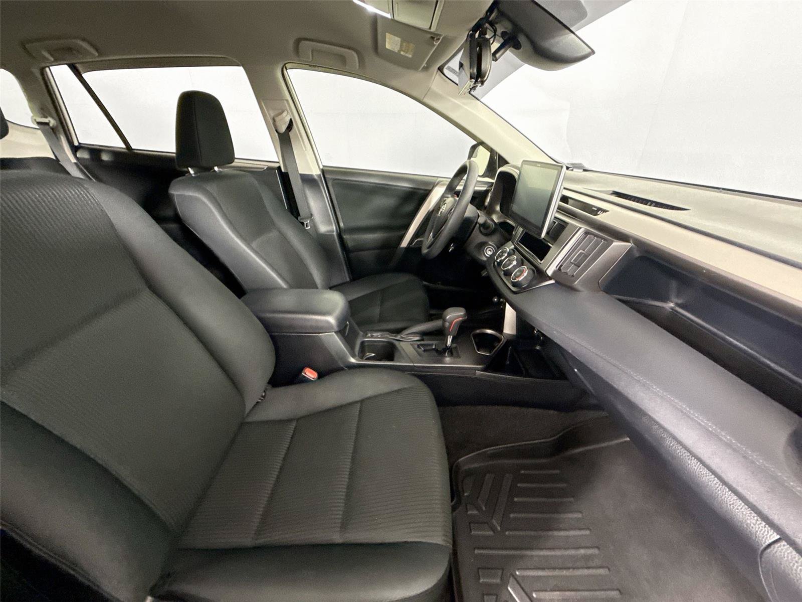 Used 2018 Toyota RAV4 LE FWD image 40