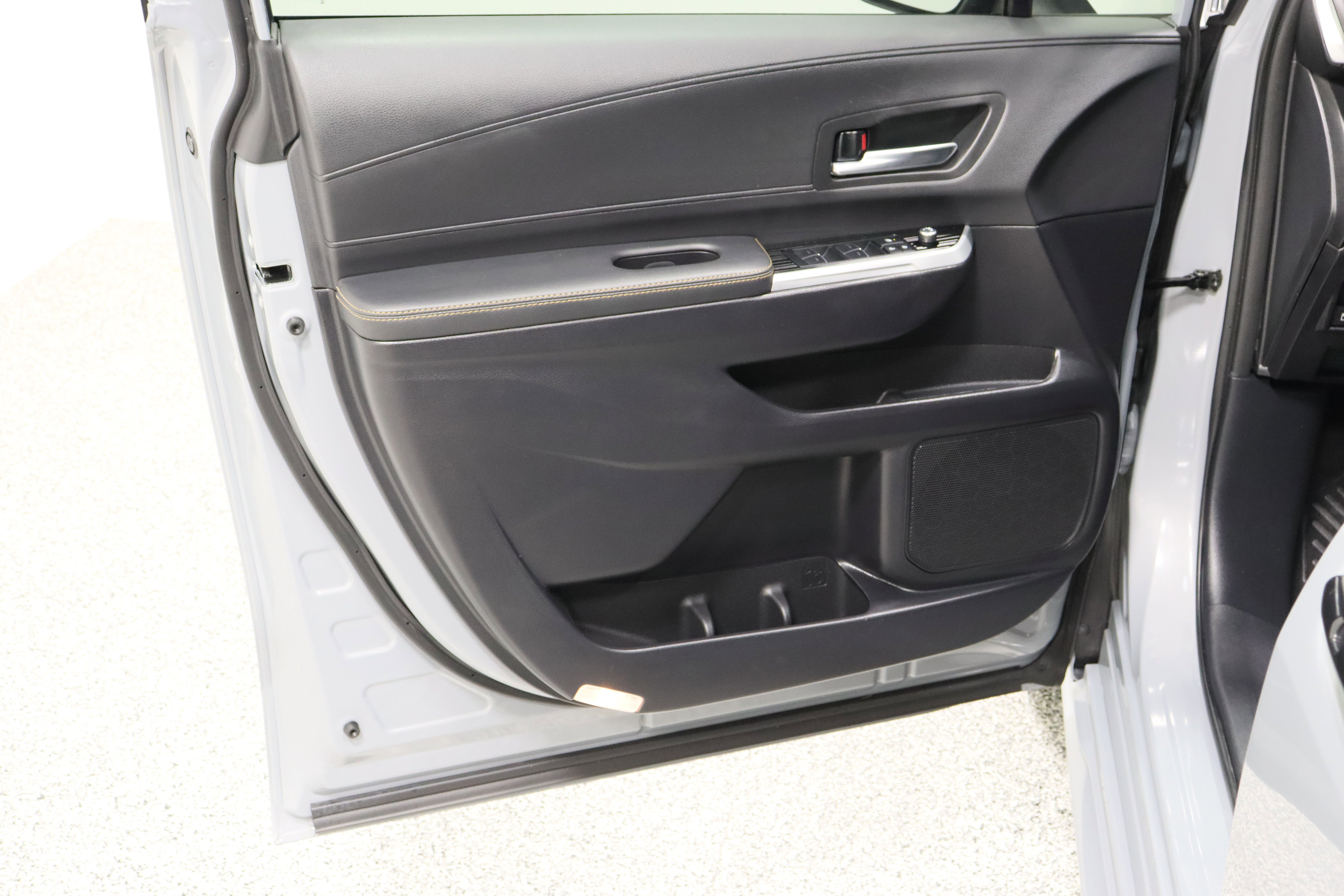 Used 2025 Toyota Sienna XLE Woodland Edition image 12