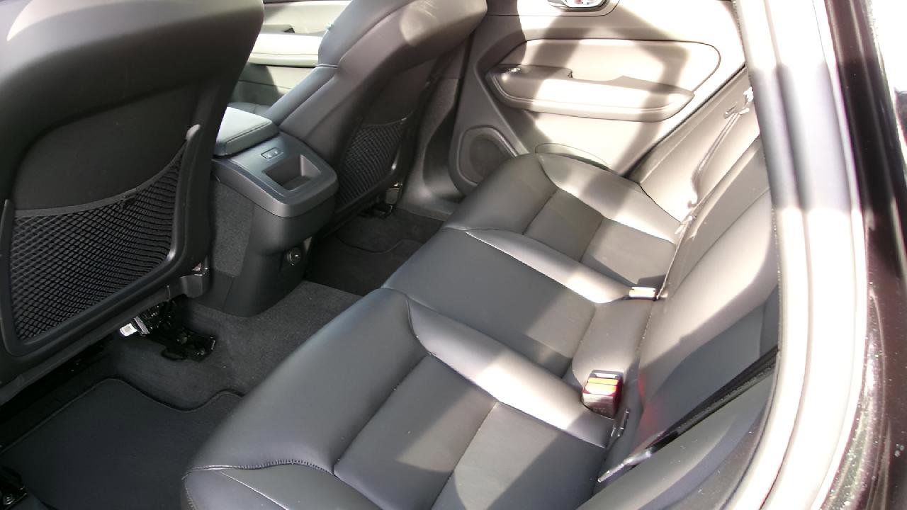 Used 2025 Volvo XC60 B5 Core image 9