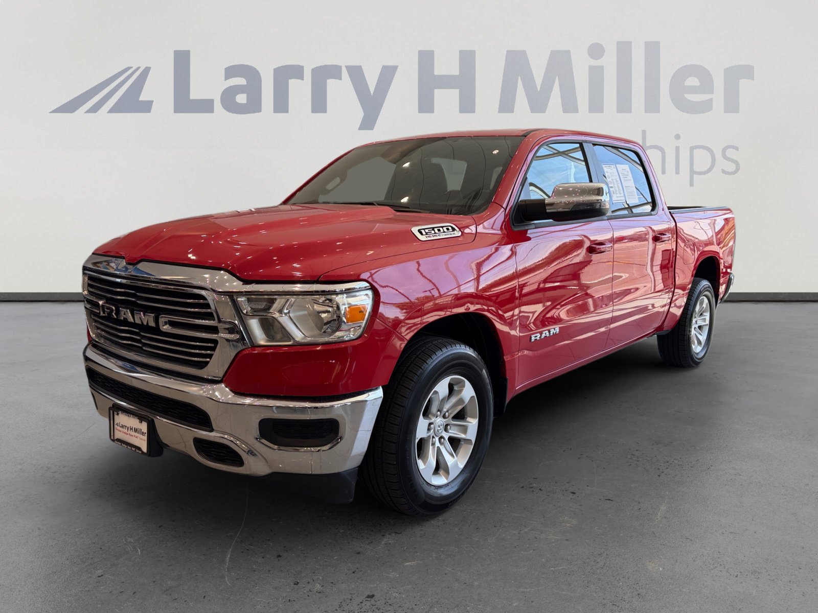 Used 2024 RAM 1500 Laramie AWD/4WD image 1