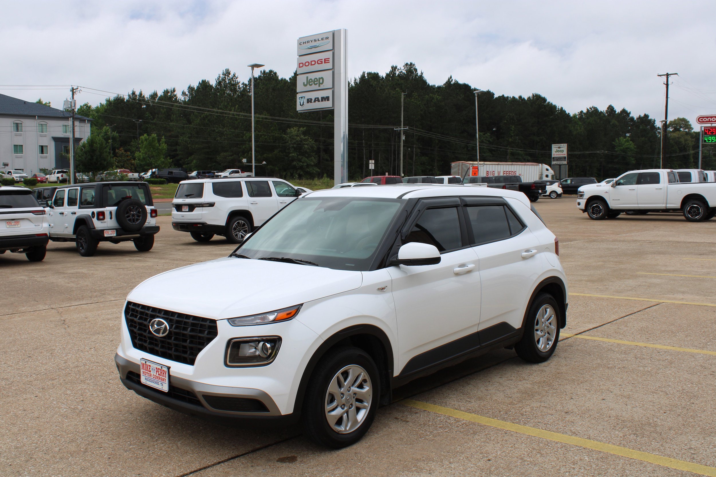 Used 2025 Hyundai Venue SE FWD image 1